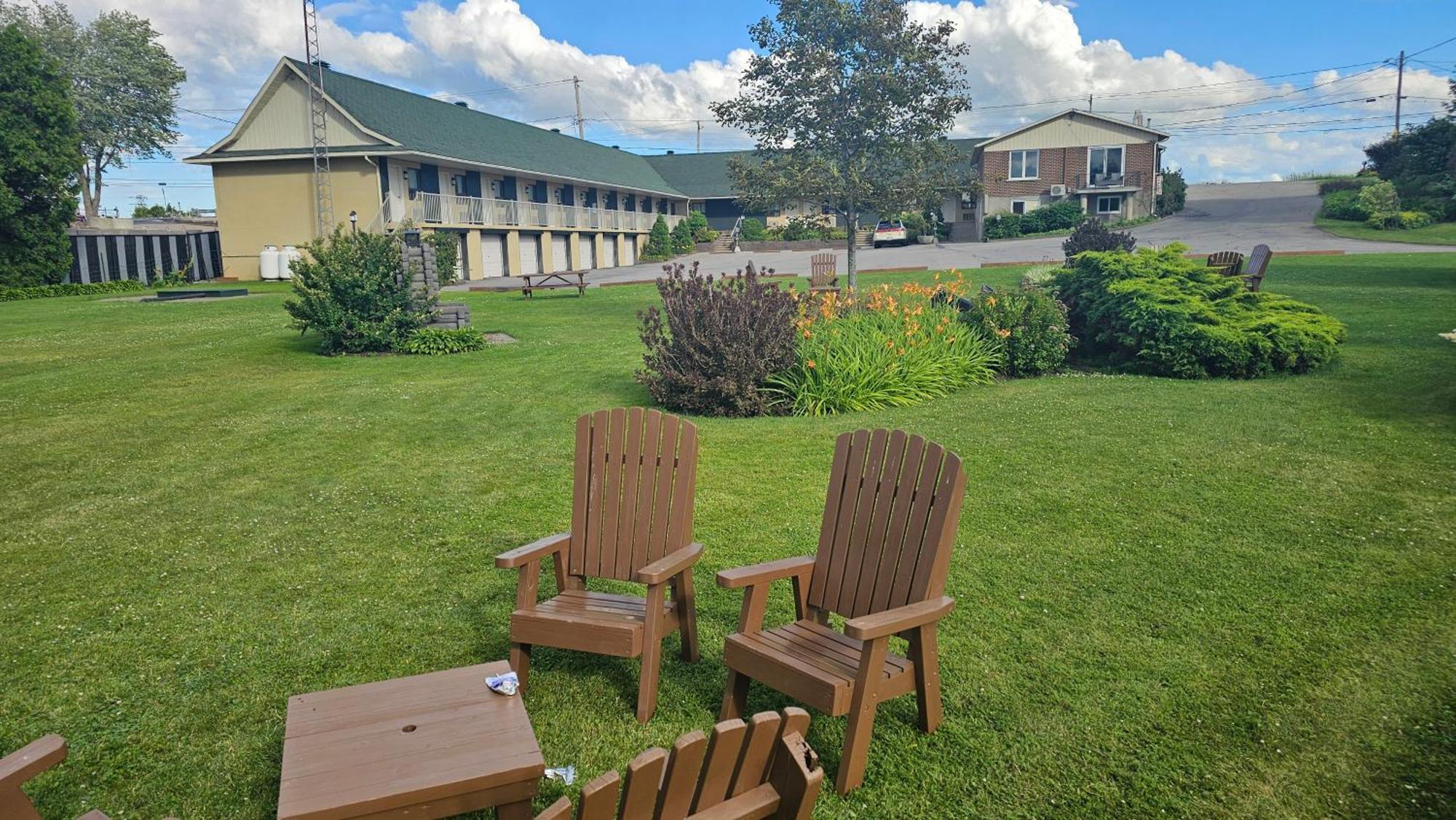 Hotel Oasis Lac St-Louis 瓦利菲尔德 外观 照片