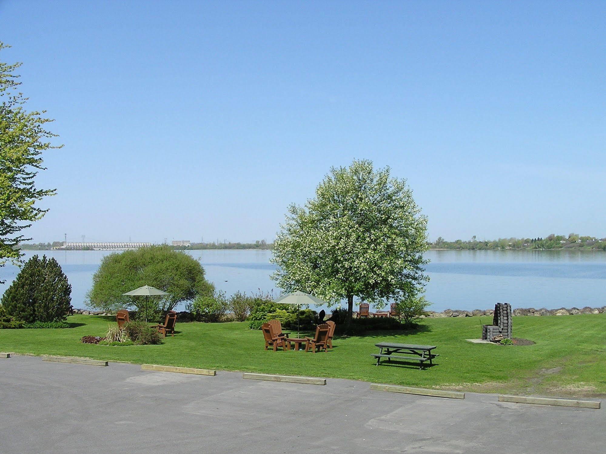 Hotel Oasis Lac St-Louis 瓦利菲尔德 外观 照片